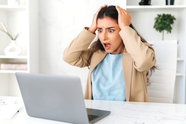 Person mit Problemen an der Webseite